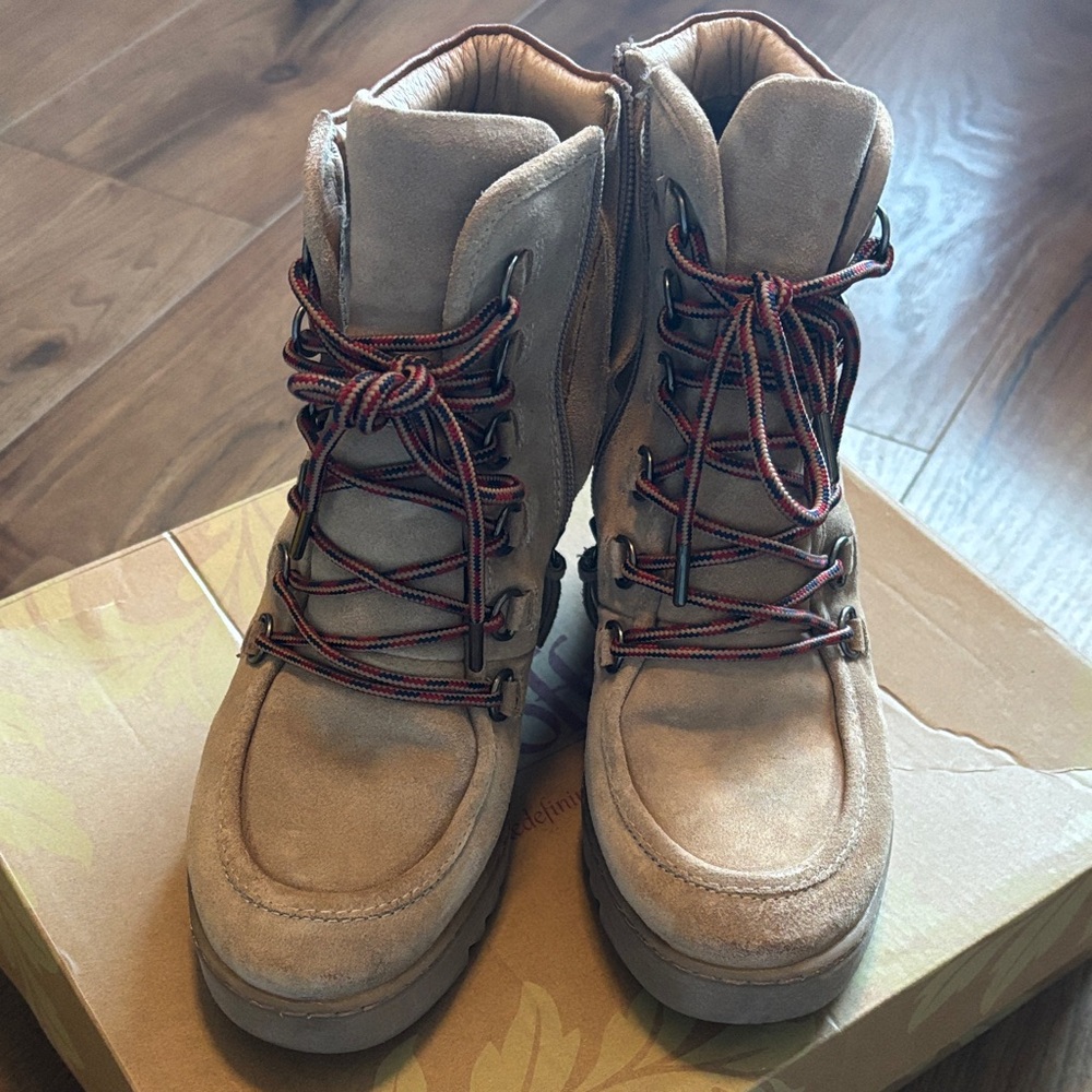 Sofft Underlyn Ankle Boots with Red Laces